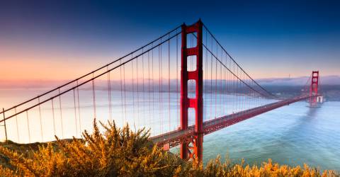 Röda Golden Gate Bridge i solnedgång i San Francisco, Kalifornien