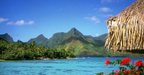 Lagun med blått vatten och gröna berg på Bora Bora, Tahiti