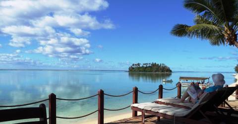 Solstolar på terass på Muri Beachcomber på Rarotonga, Cook