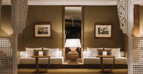 Stilfullt Inredd lounge och dov belysning på boutiquehotell i Paradise Cove, Mauritius