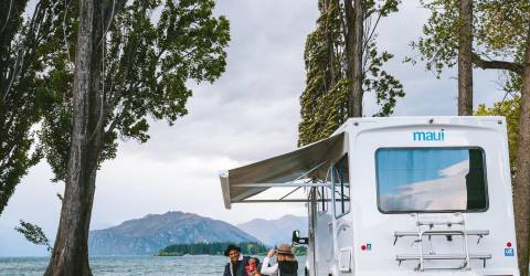 beach maui autocamper strand træer markise ude camping new zealand motorhome
