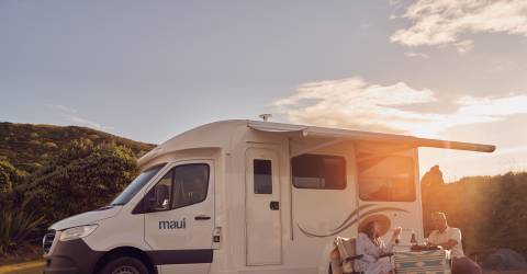 cascade maui solnedgang hygge camping stole bord autocamper folk motorhome new zealand