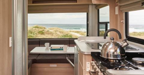 cascade siddegruppe køkken lounge dag autocamper maui new zealand motorhome