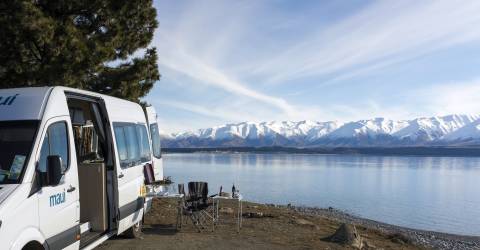 ultima maui autocamper new zealand motorhome sø bord stol bjerge udsigt