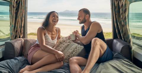 ultima maui new zealnad 2 personers autocamper motorhome par sidder i seng nyder udsigt vand