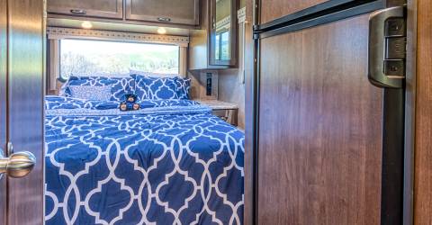 usa c28-30 road bear rv inside sleeping area master bedroom.jpg