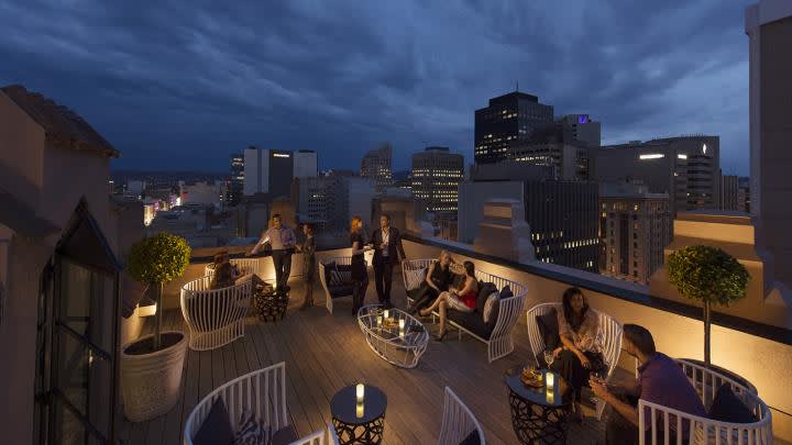 Hennessy lounge mayfair hotel adelaide australien