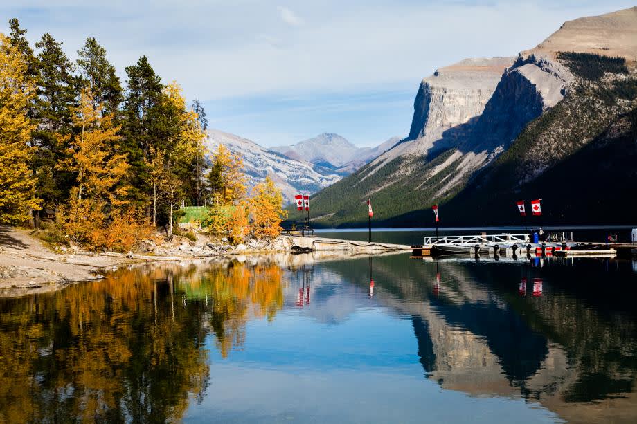 Lake Minnewanka i Kanadas klippiga bergen