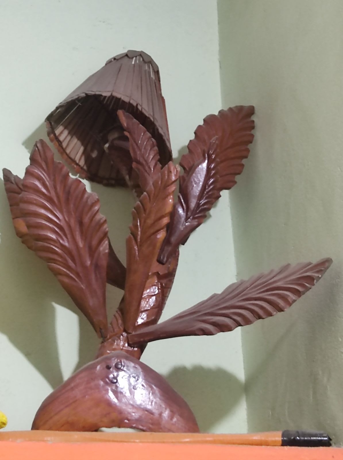 Beautiful Handcrafted Wooden Wall Decor – Leaf Design with Lamp for sale in Gondia, Maharashtra