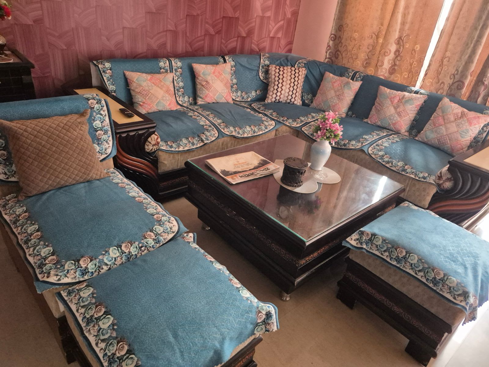 8 seater Sofa set n center table for sale in Noida, Uttar Pradesh
