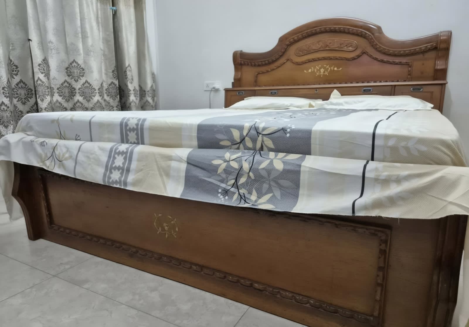 Wooden Bed Frame with Carved Headboard with 2 Single Memoryfoam Mattress - Thumbnail 3