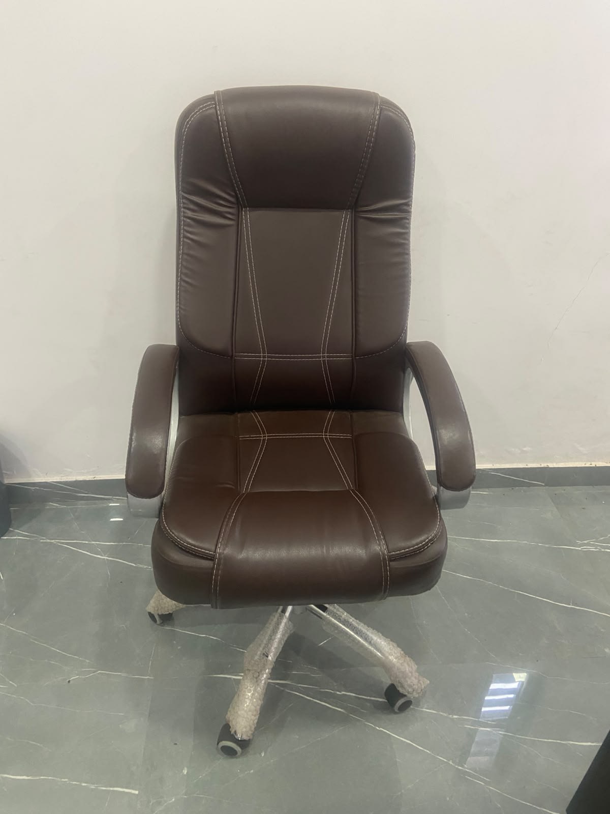 PREMIUM OFFICE FURNITURE & VOLTAS SPLIT AC FOR SALE - Thumbnail 3