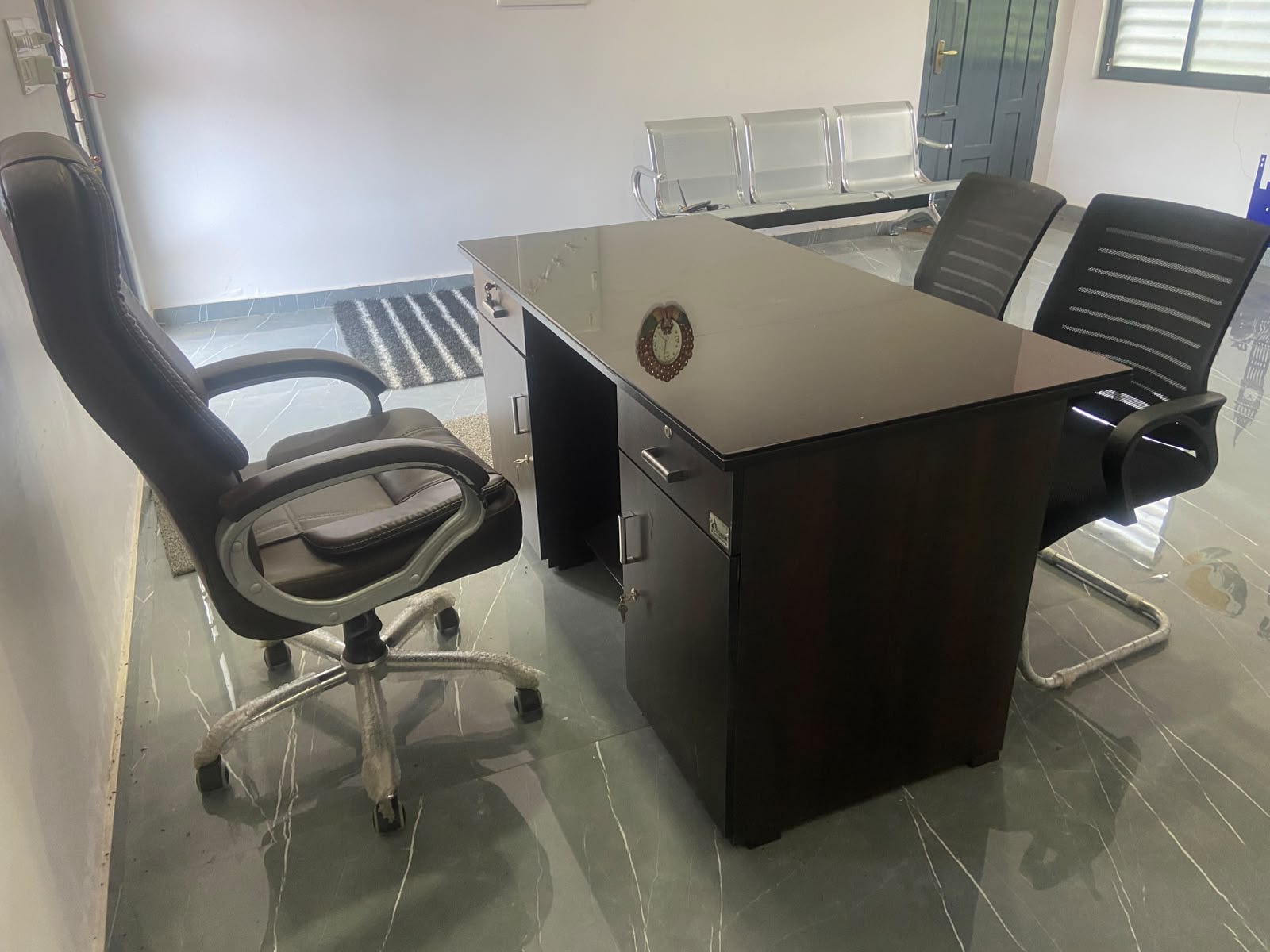 PREMIUM OFFICE FURNITURE & VOLTAS SPLIT AC FOR SALE - Thumbnail 4