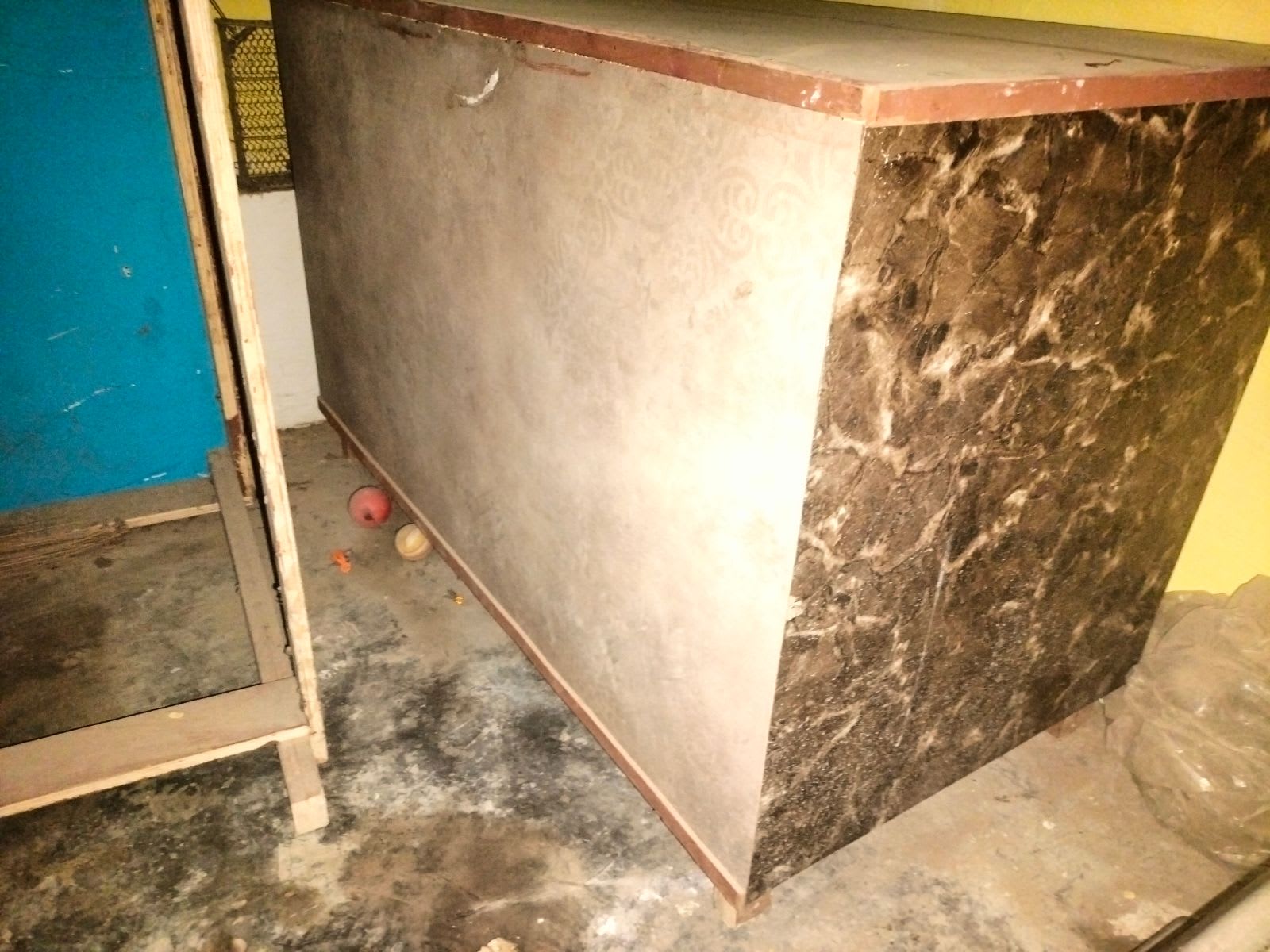 Counter, chair, table - Thumbnail 6