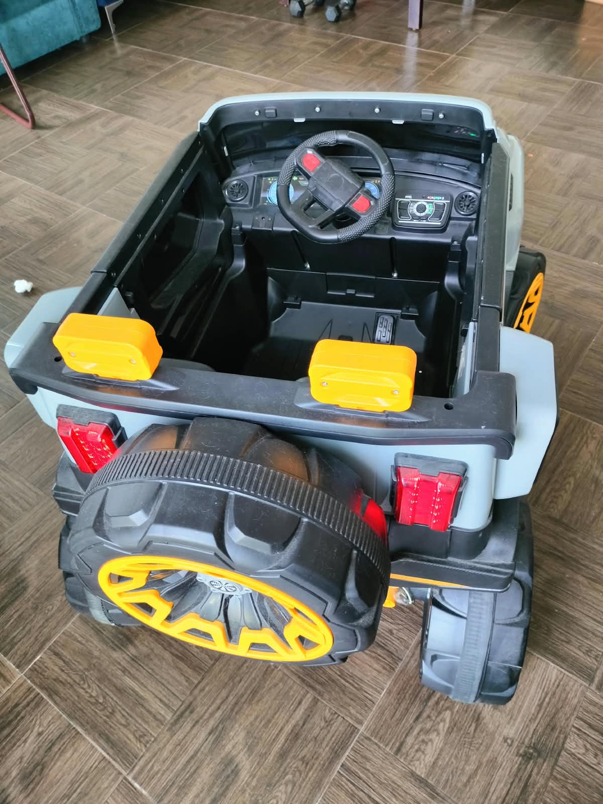 Kids 4x4 Electric Ride-On Jeep (Model A-1699) – Excellent Condition - Thumbnail 3