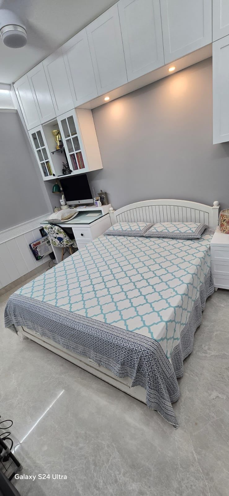 Queen size bed with mattress - Thumbnail 3