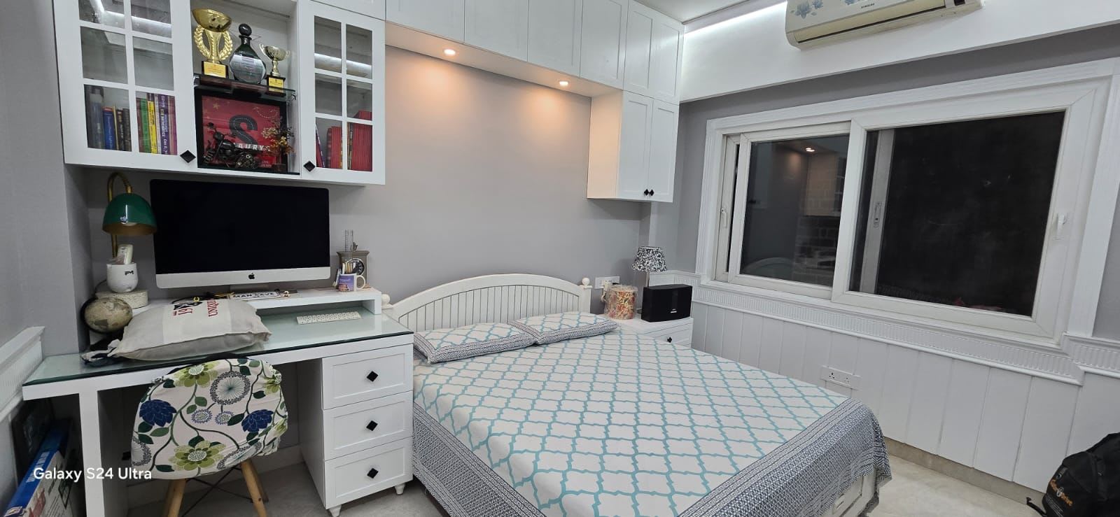 Queen size bed with mattress - Thumbnail 2