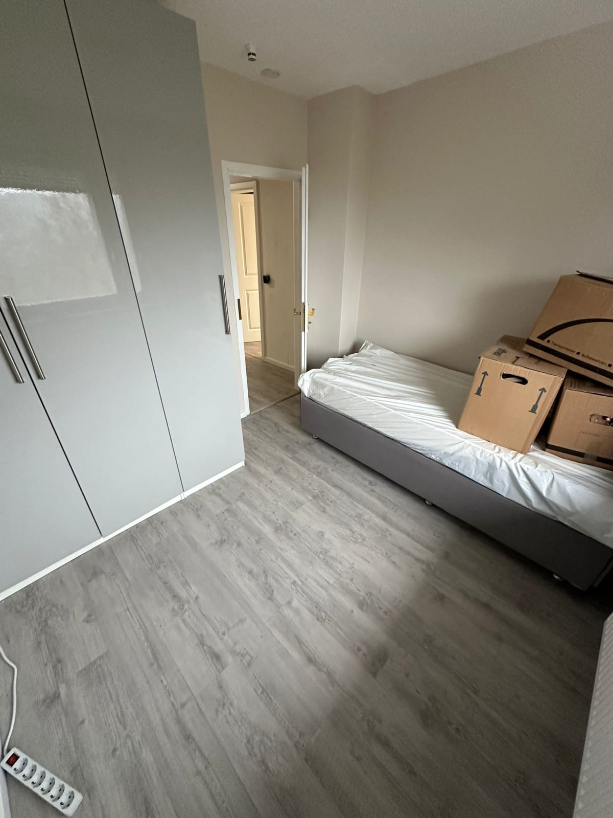 Renoviertes Schlafzimmer in Frankfurt mit grauem Vinylboden in Holzoptik