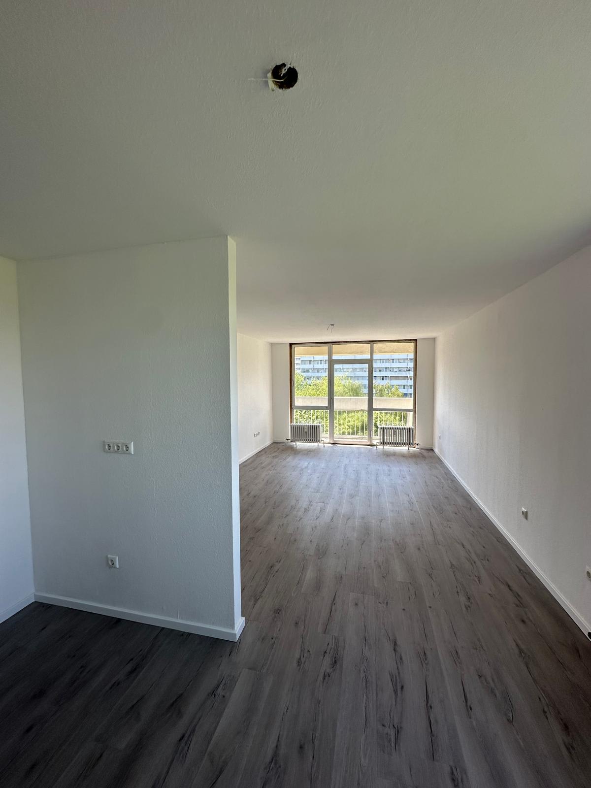 Helles Zimmer nach der Kernsanierung einer 3-Zimmer-Wohnung in Frankfurt-Berkersheim