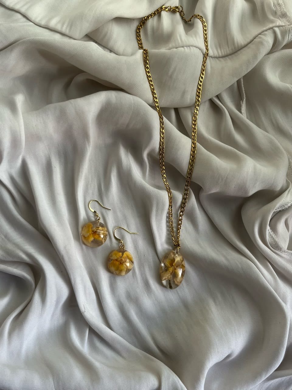 Real flower necklace & earrings set. 