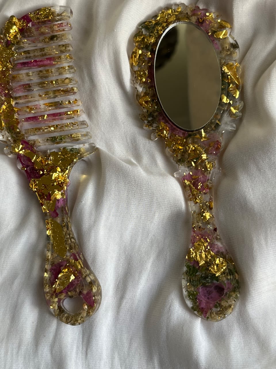 Resin mirror & comb set with real flowers .