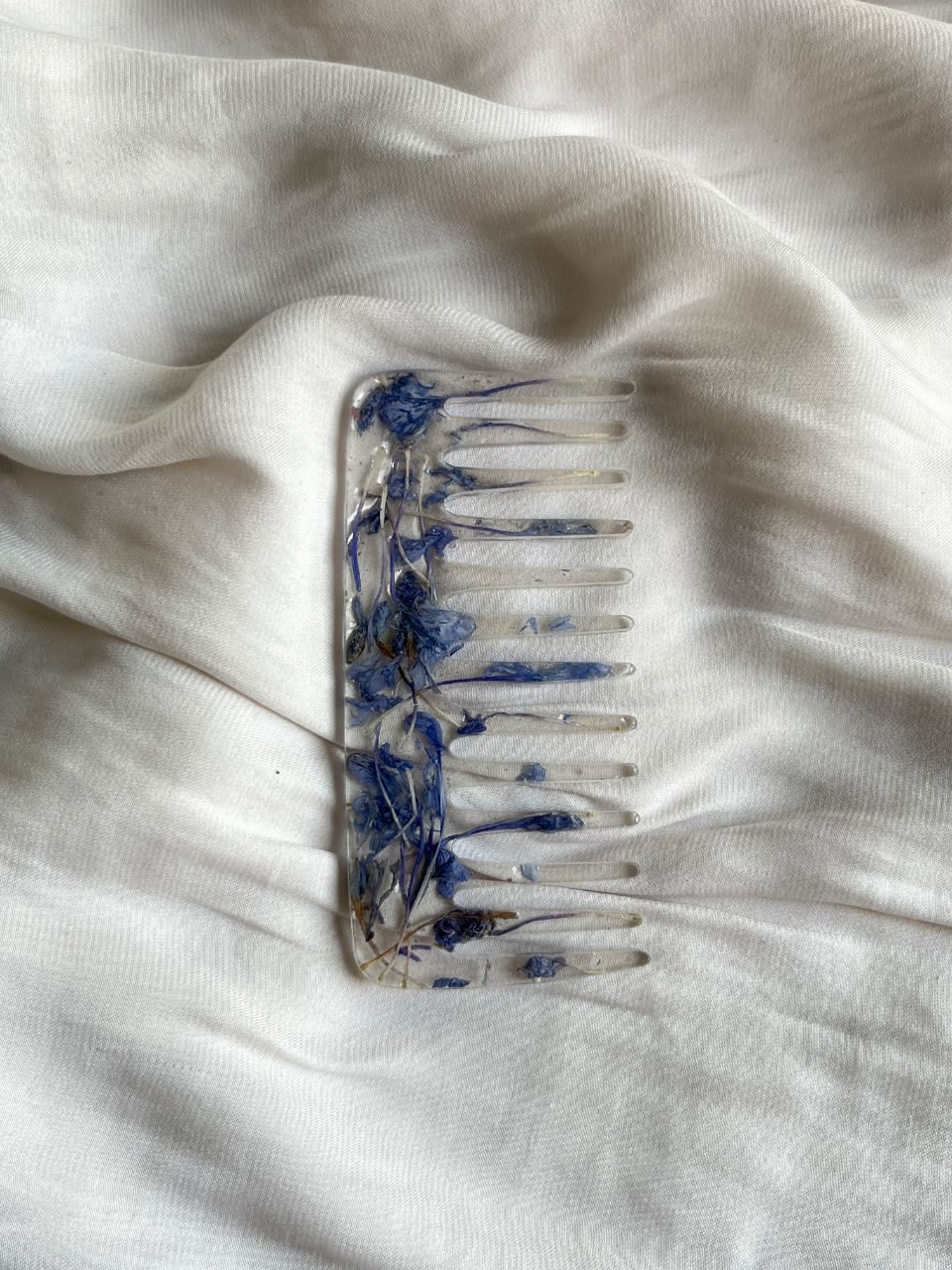 A mini comb for your bag & a cute bun accessory.