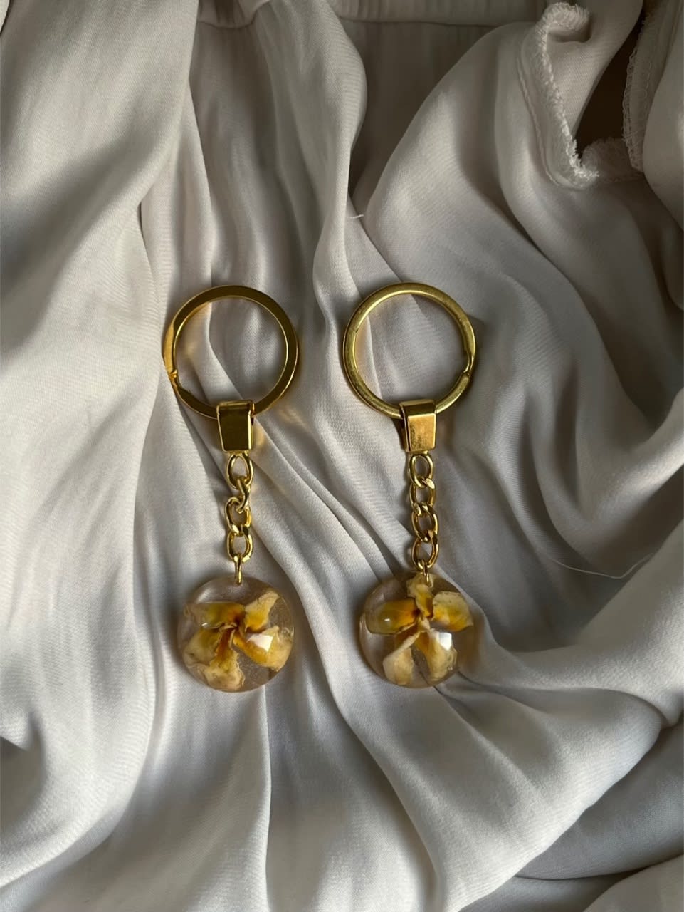 Couple keychains Real flowers preserved in resin.