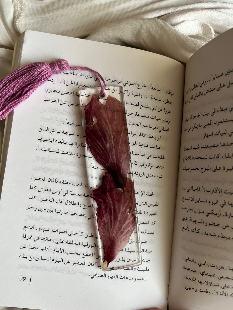 Resin bookmark with real flowers A little piece of nature between your pages.