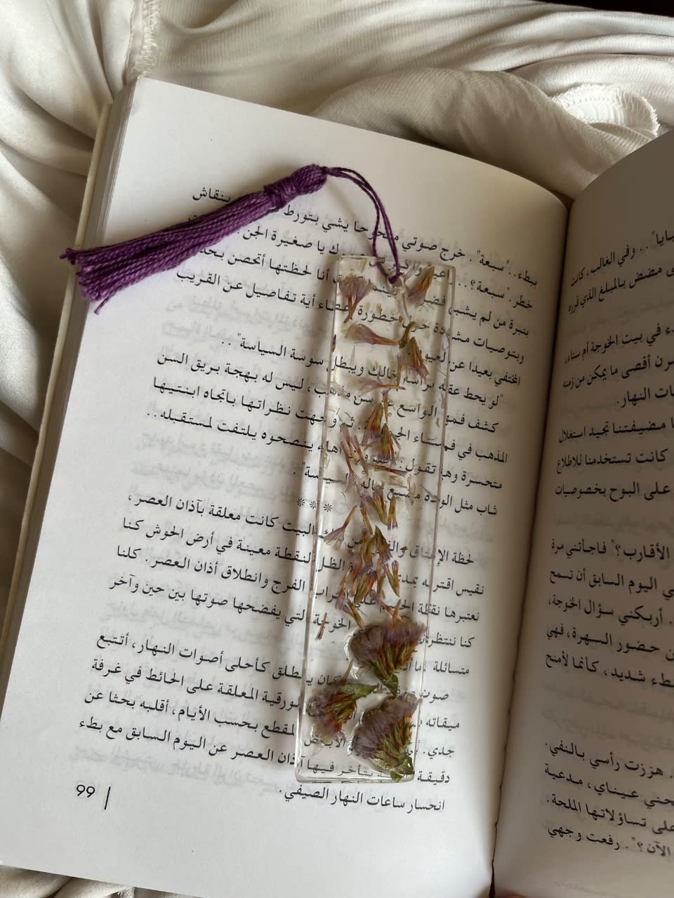 Resin bookmark with real flowers A little piece of nature between your pages.