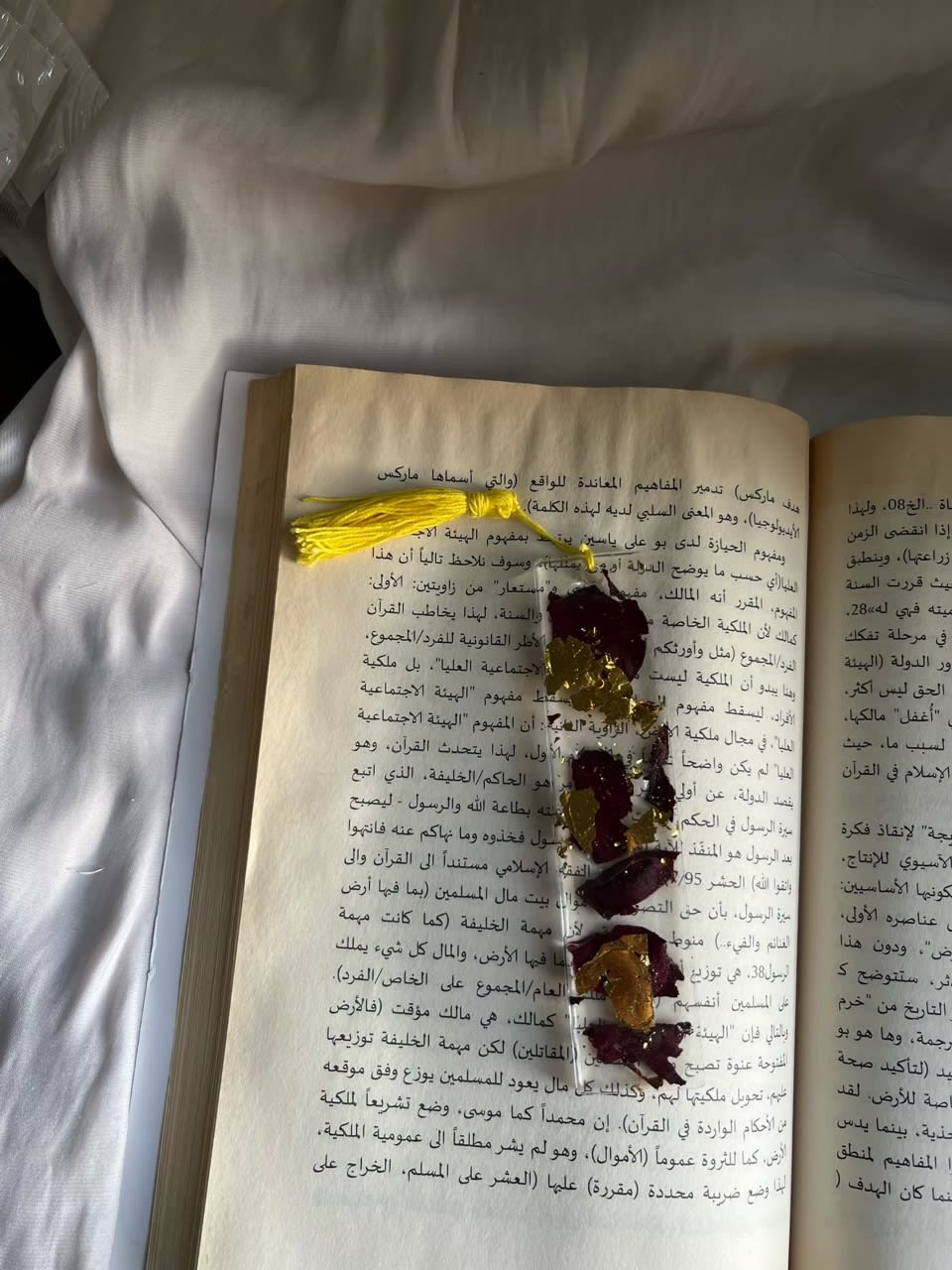 Resin bookmark with real flowers A little piece of nature between your pages.