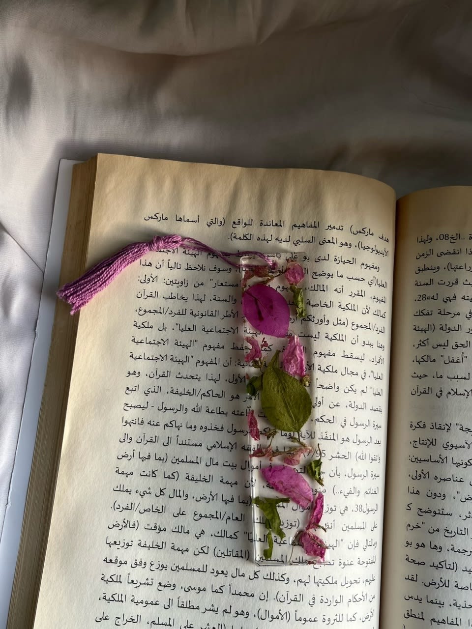 Resin bookmark with real flowers A little piece of nature between your pages.