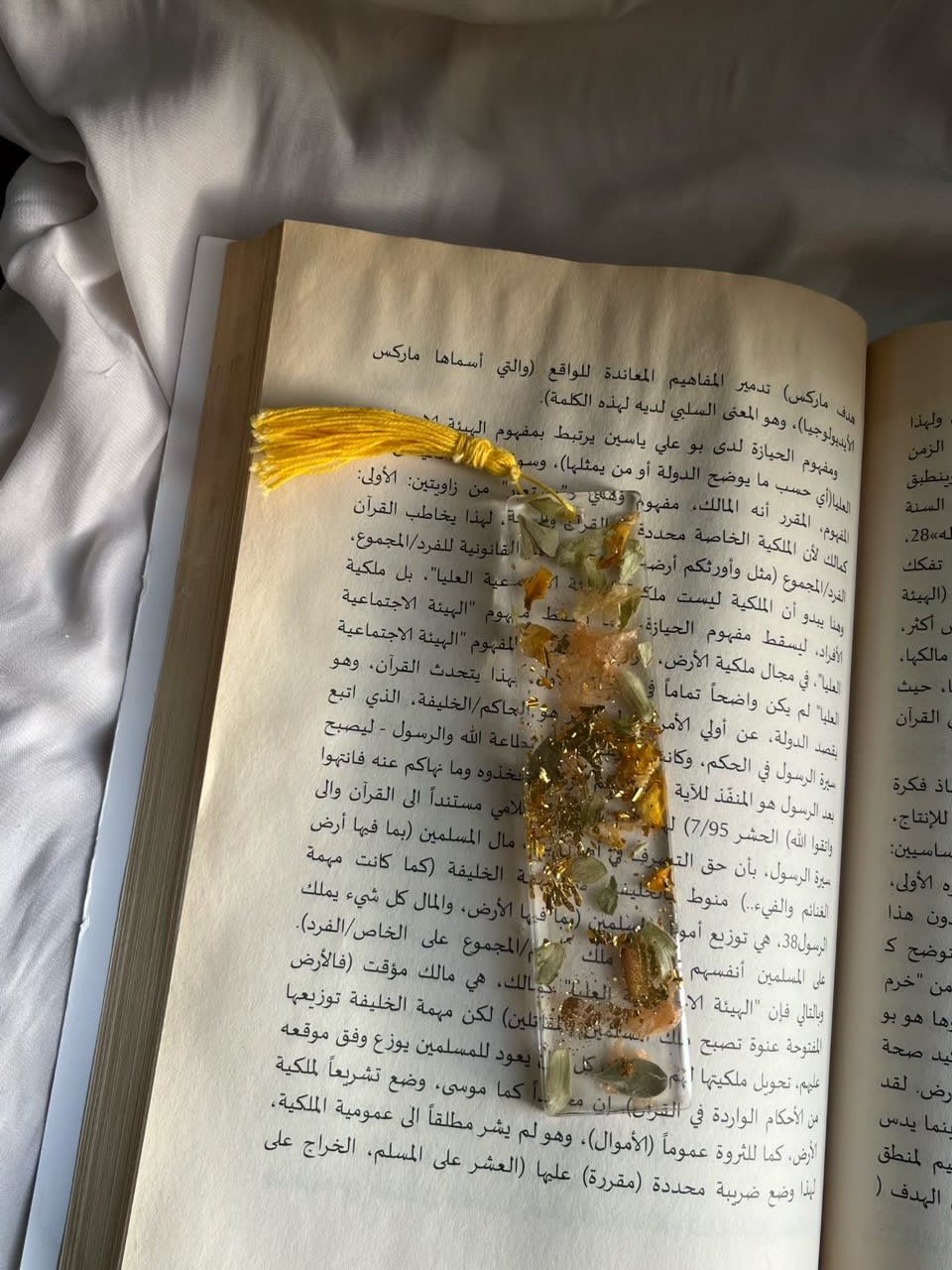 Resin bookmark with real flowers A little piece of nature between your pages.