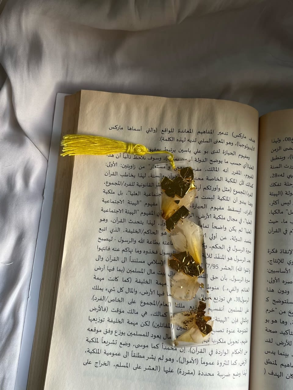 Resin bookmark with real flowers A little piece of nature between your pages.
