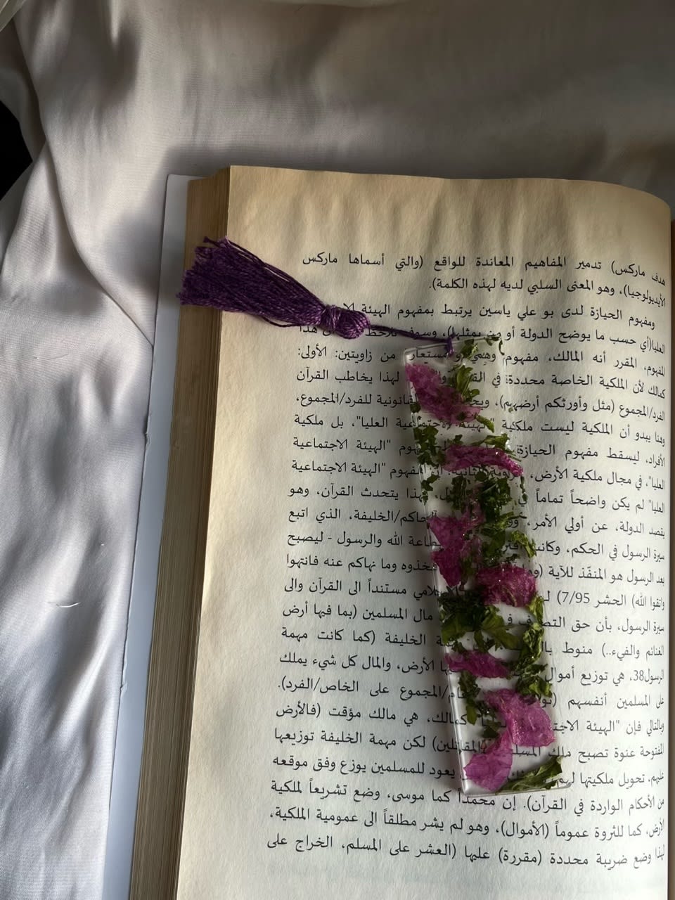 Resin bookmark with real flowers A little piece of nature between your pages.