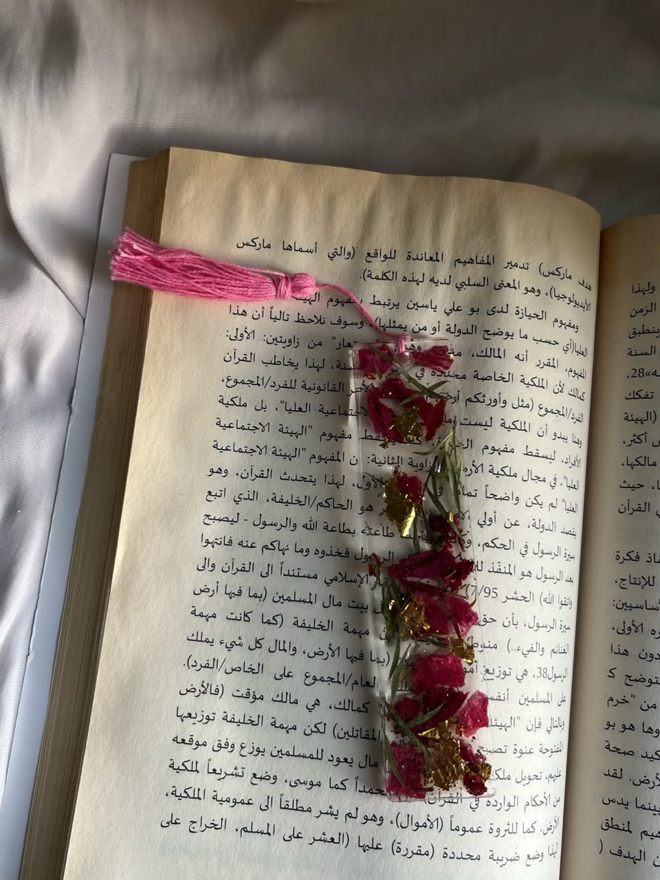 Resin bookmark with real flowers A little piece of nature between your pages.