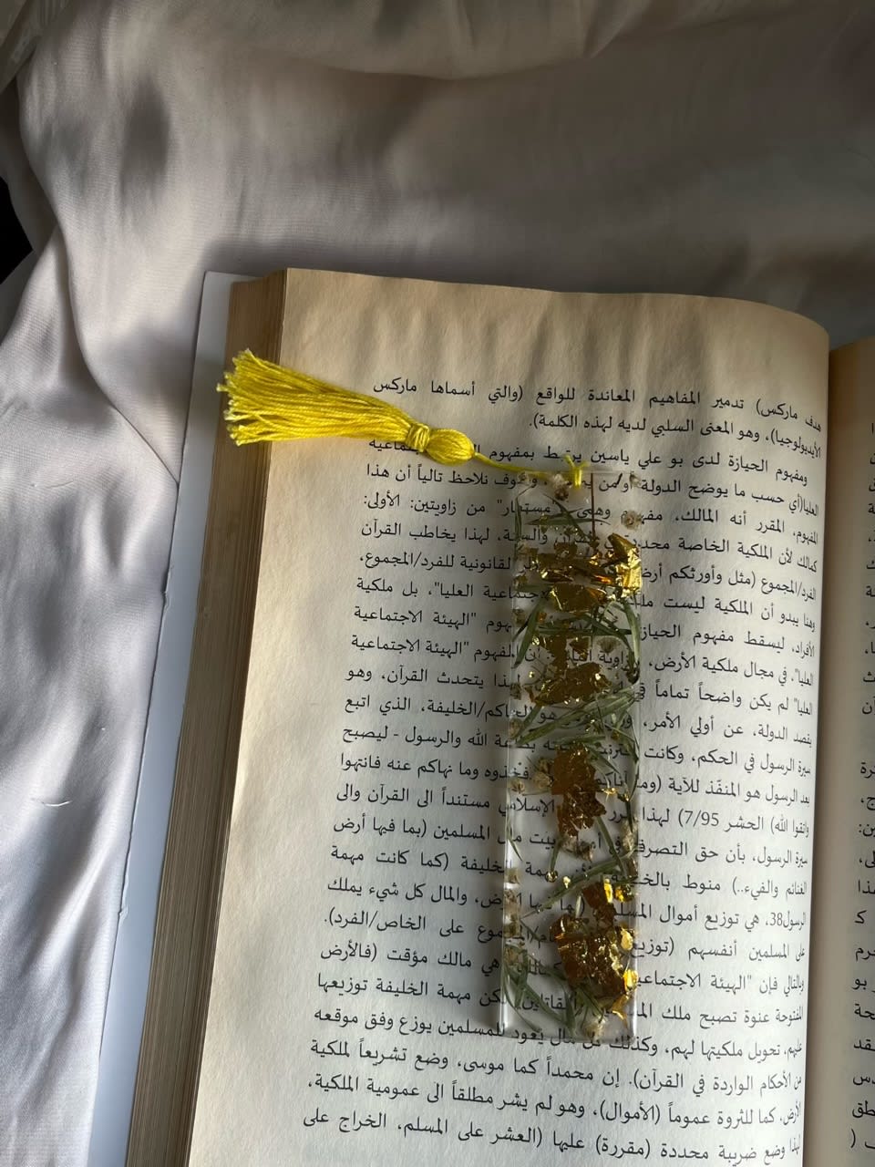 Resin bookmark with real flowers A little piece of nature between your pages.