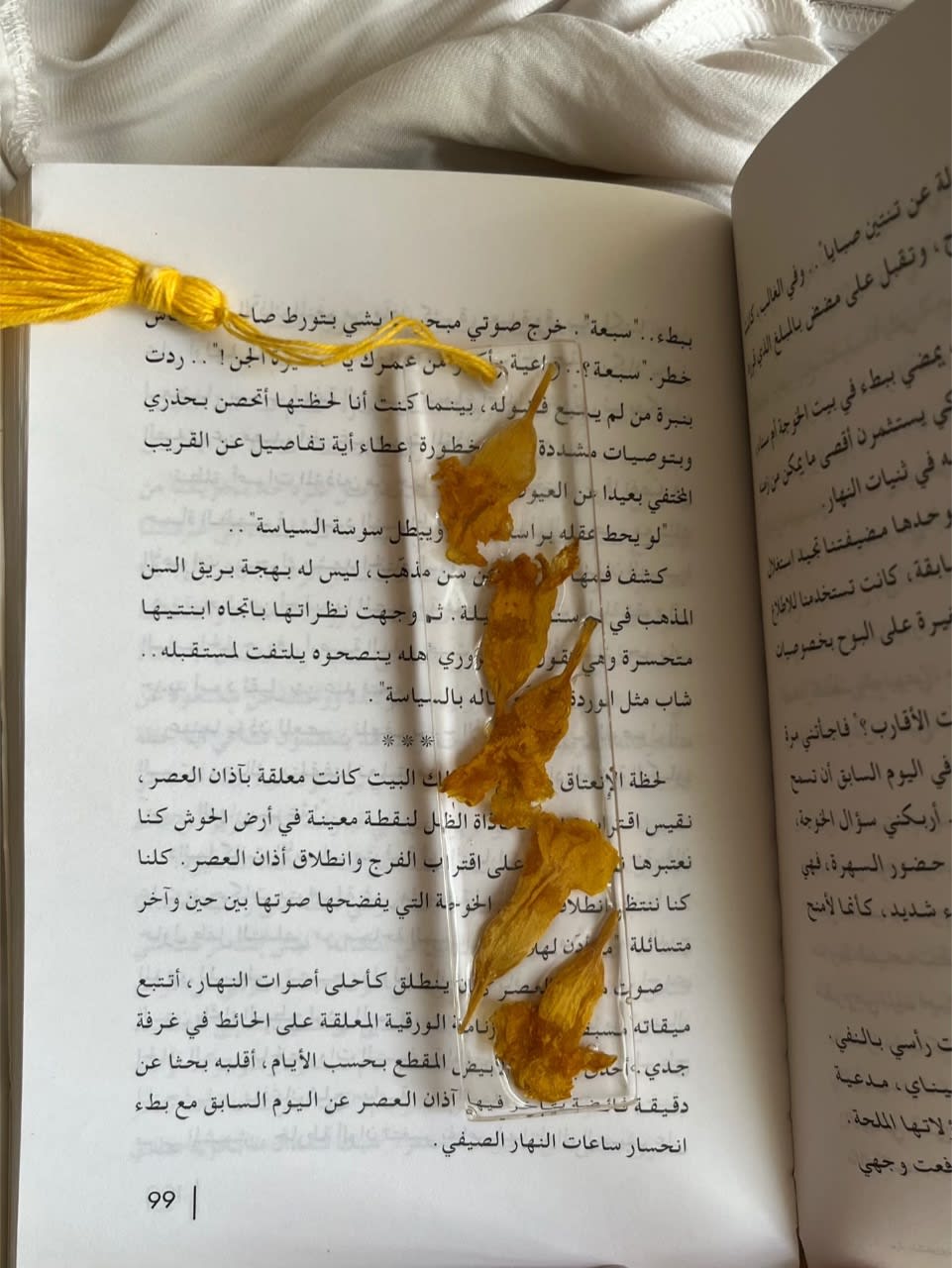 Resin bookmark with real flowers A little piece of nature between your pages.
