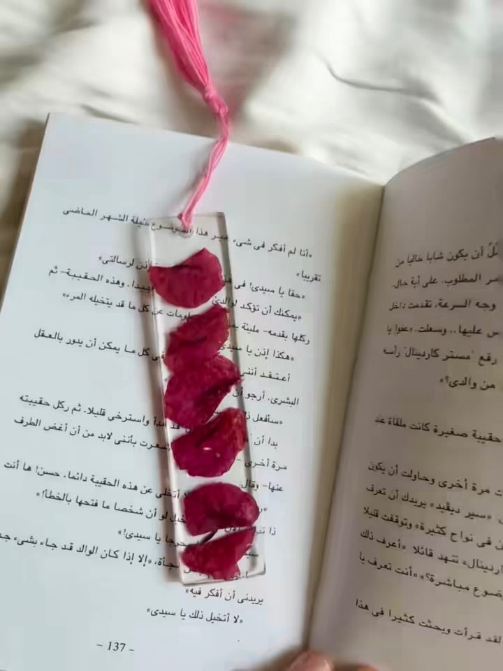 Resin bookmark with real flowers A little piece of nature between your pages.