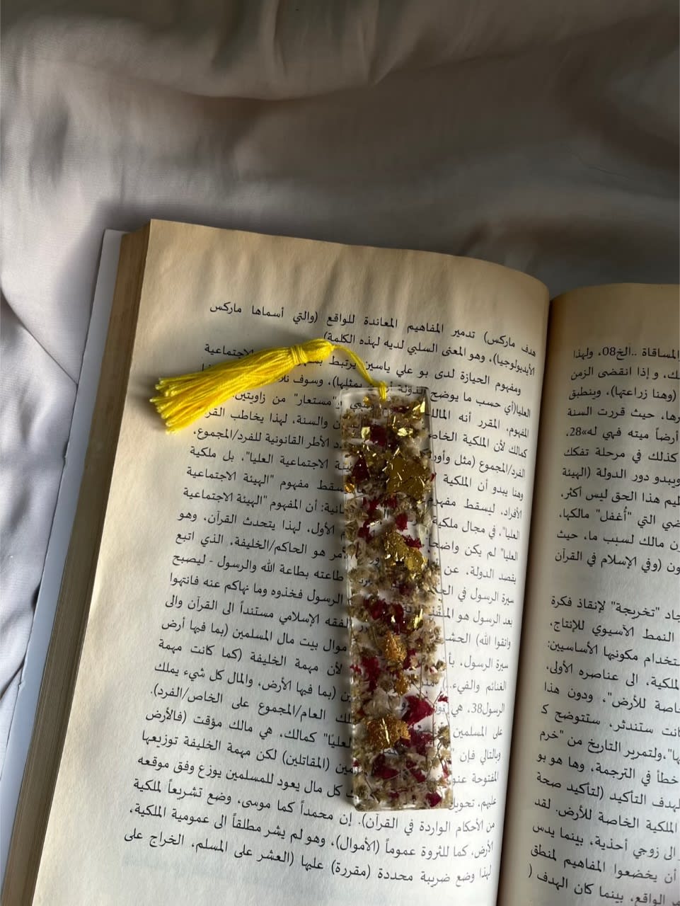 Resin bookmark with real flowers A little piece of nature between your pages.