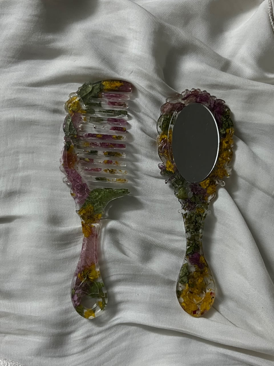 Mirror & comb resin bundle with real flowers