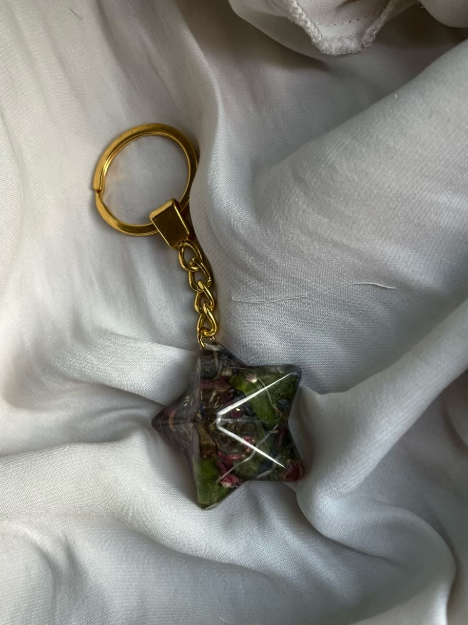 Keychain with real flowers in resin, star shaped