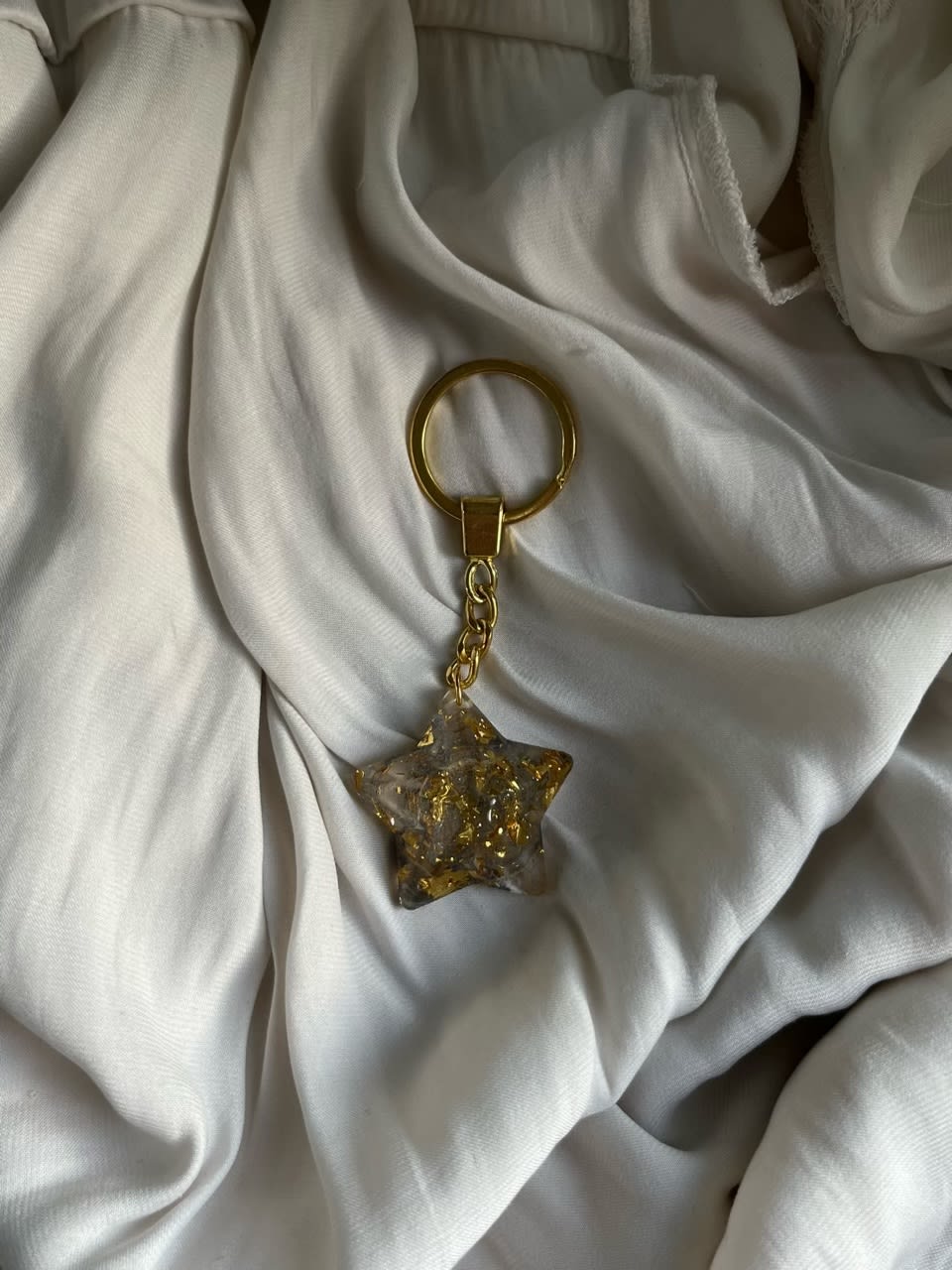 Keychain with real flowers in resin, star shaped No two pieces are alike.