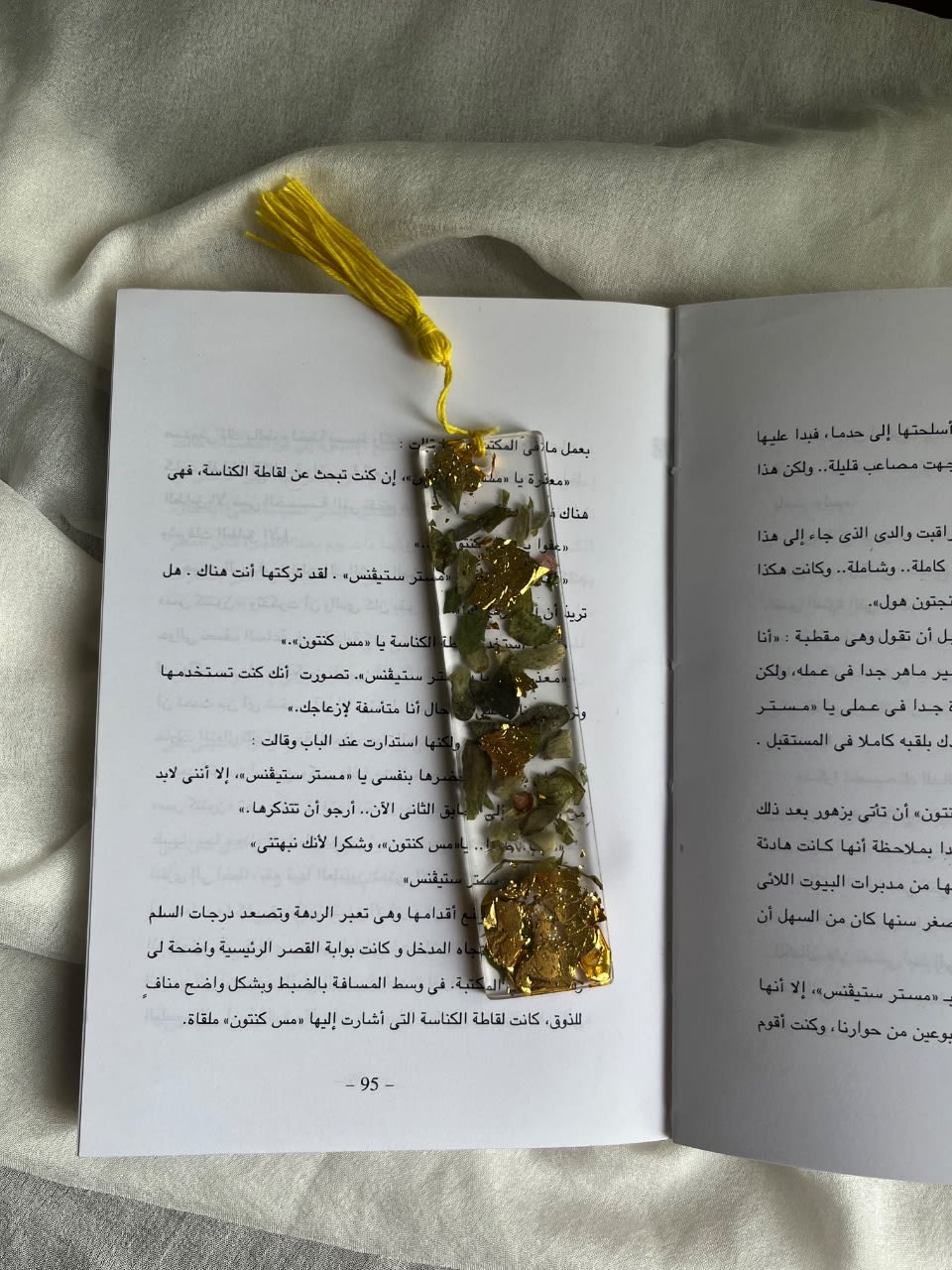 Resin bookmark with real flowers A little piece of nature between your pages.