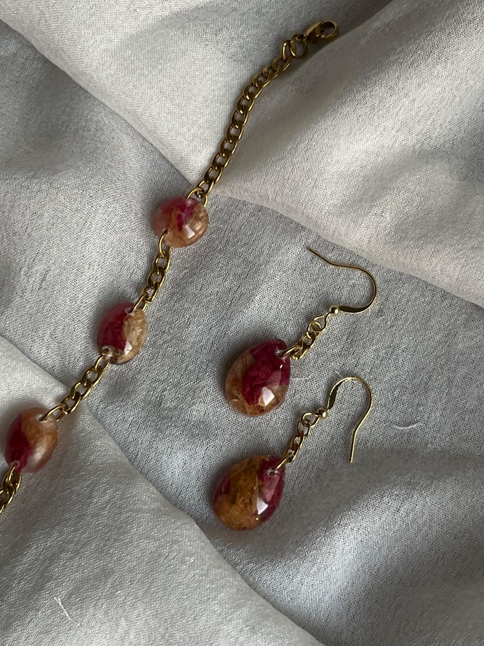 Earrings & bracelet Every piece has its own unique style.