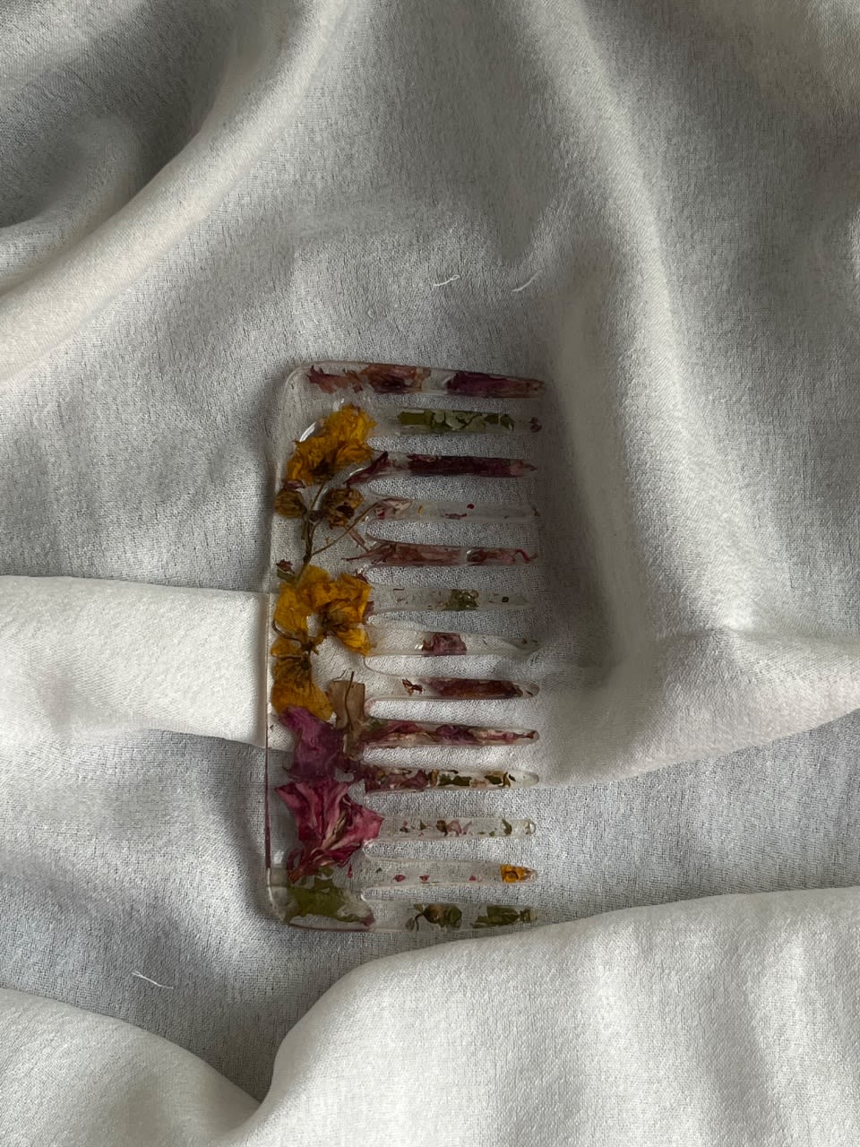 Mini comb & bun clip Real flowers & resin.