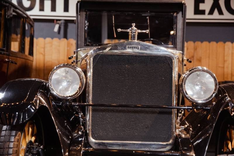 Brooks sedan, twin headlamps
