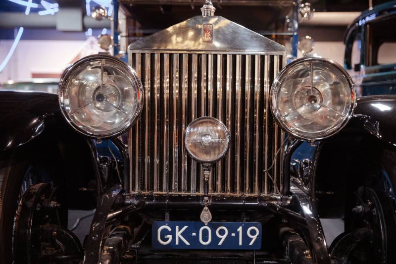 Rolls-Royce Phantom — the temple grille