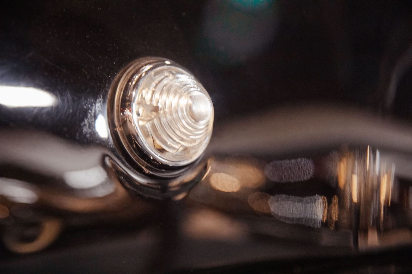 Cut-glass marker lamp