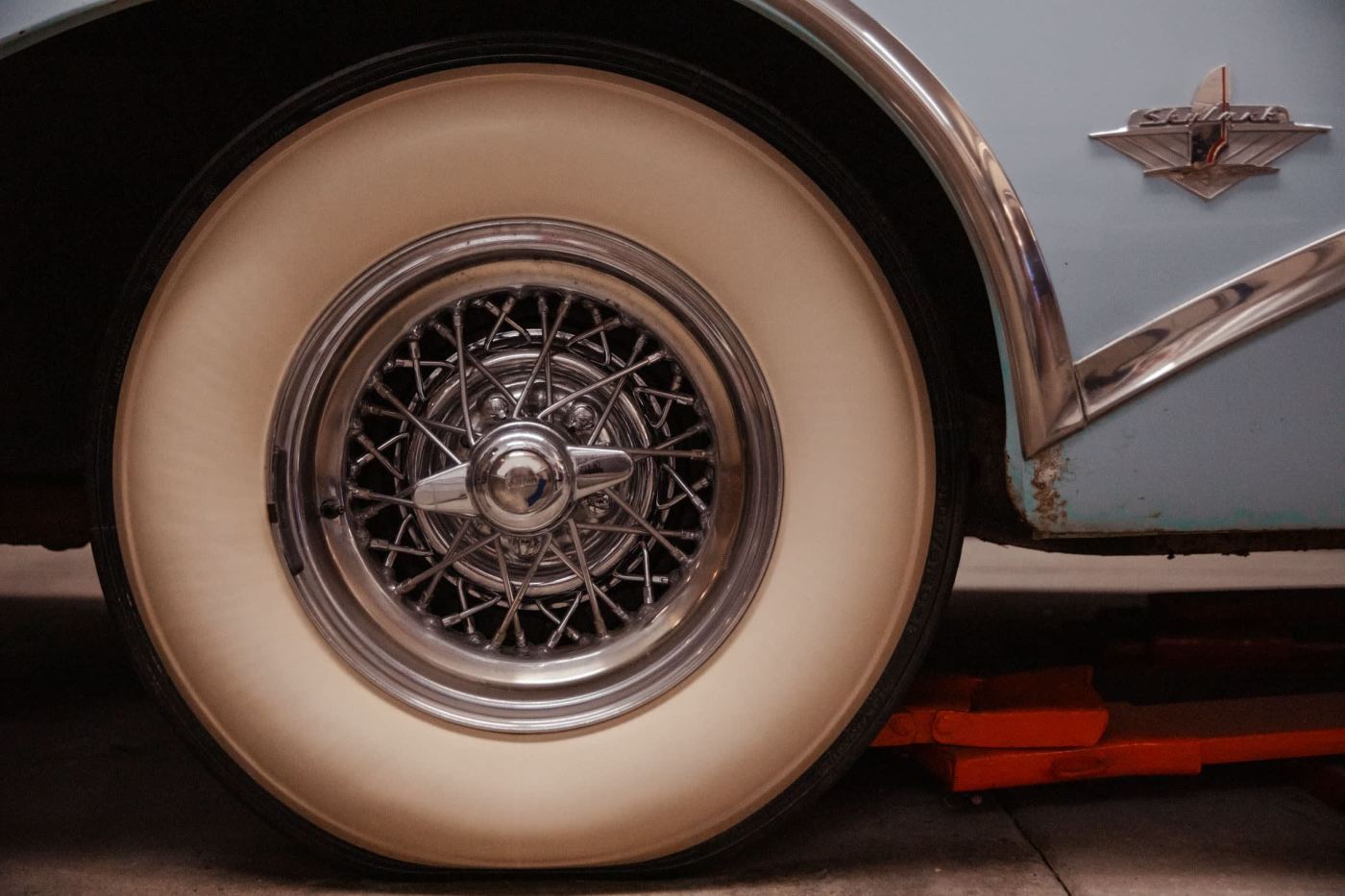 Packard Safari — wire wheel