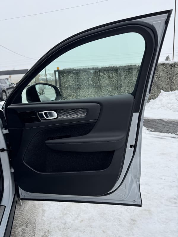 Volvo XC40 - фото 27